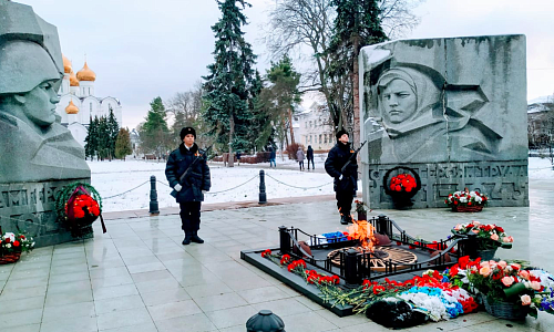 Возложение цветов к монументу «Вечная память»