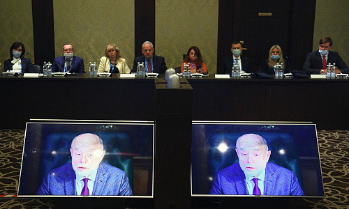 Председатель правительства Российской Федерации (2004-2007), директор Российского института стратегических исследований Михаил Фрадков (на экране) выступает в режиме видеосвязи на пленарной сессии Форума. Фото: brics-russia2020.ru